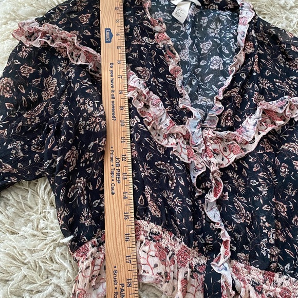 V-neck Ruffled Blouse, size 6, h&m - Picture 13 of 16